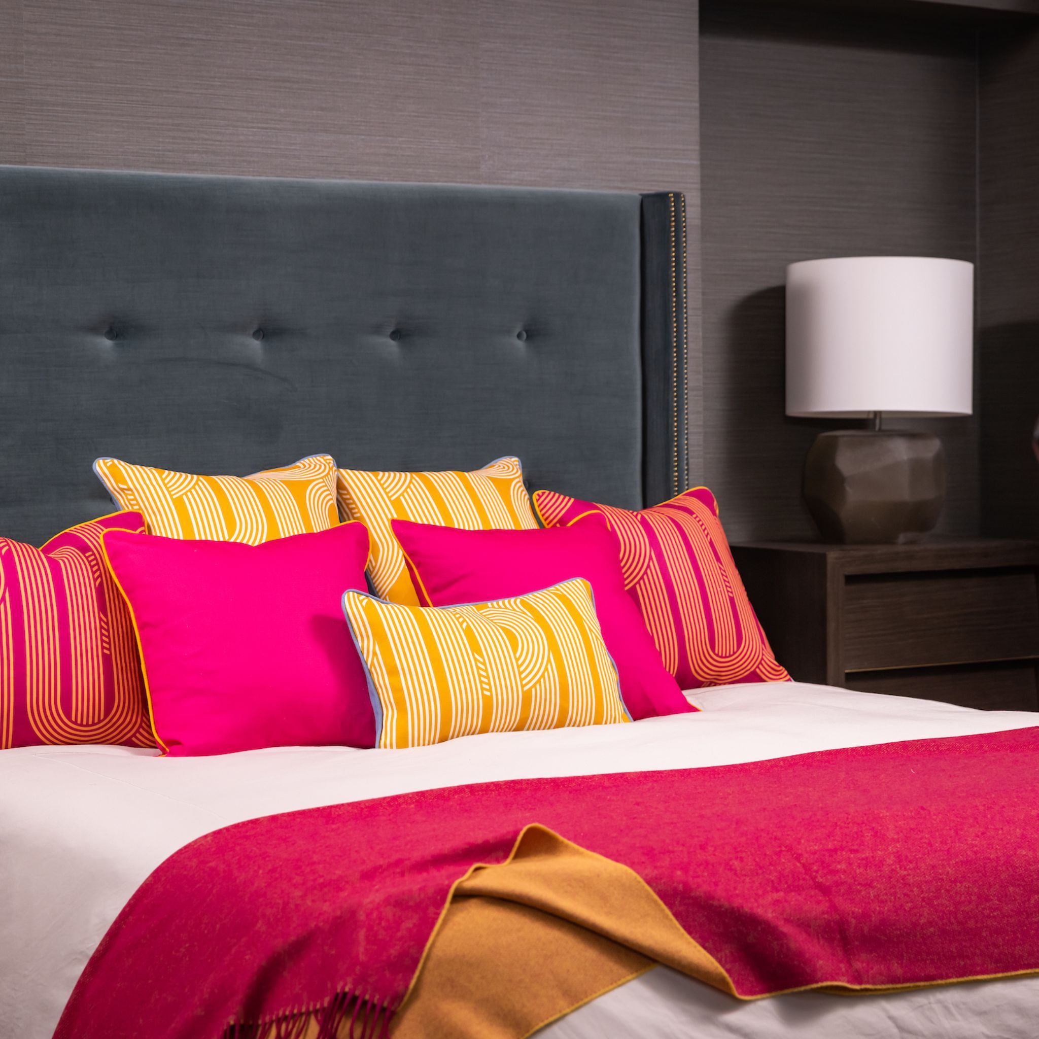 Plaid Home Comforts jaune ocre/rose cerise 145 x 175 cm