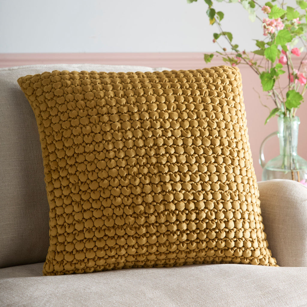 Coussin à pompons ocre 55 x 55 cm
