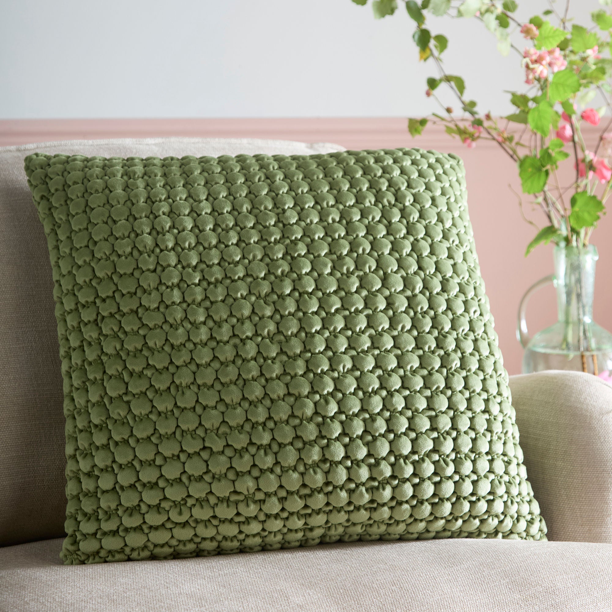 Coussin à pompons couleur olive 55 x 55 cm