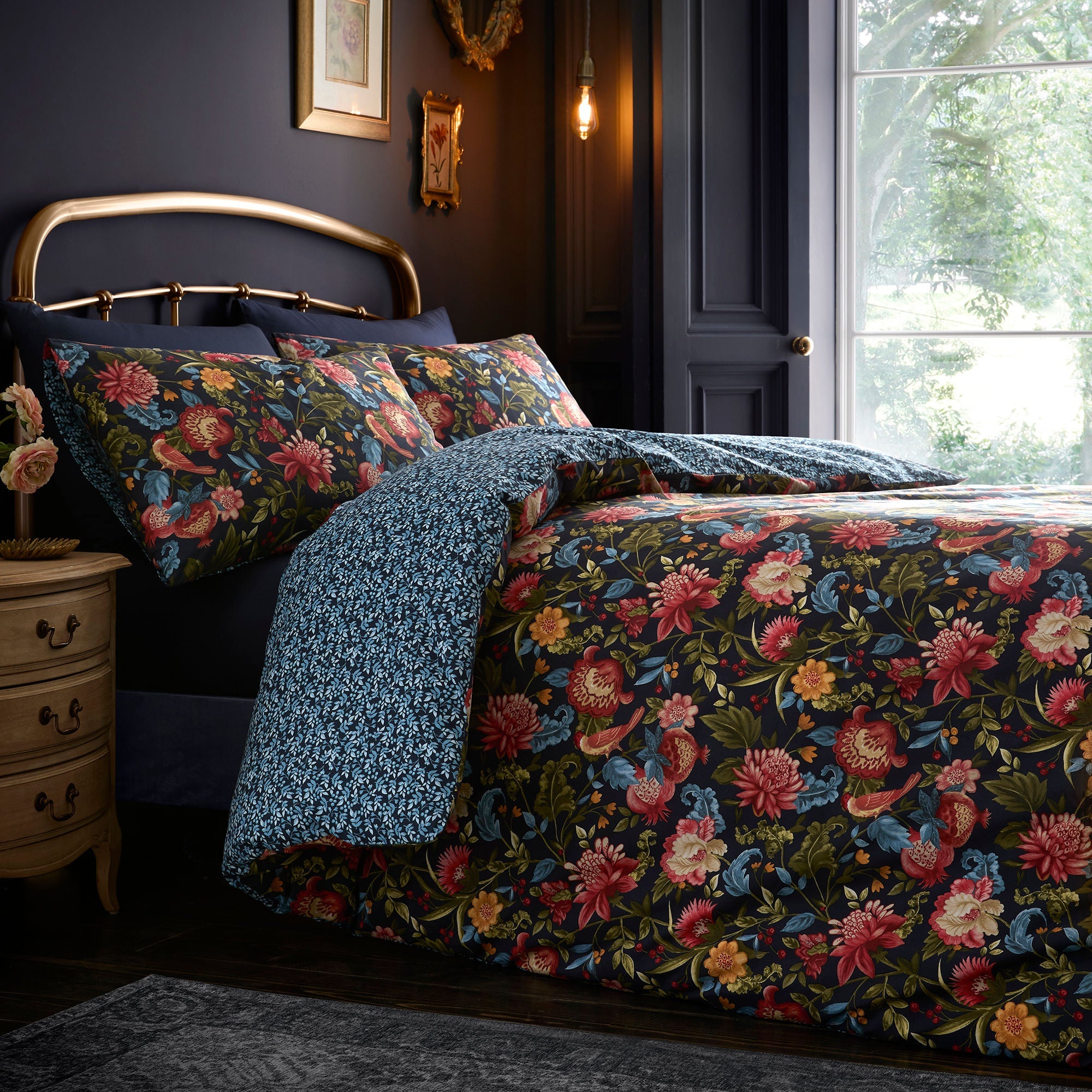 Parure de lit ornée de bijoux bleu marine