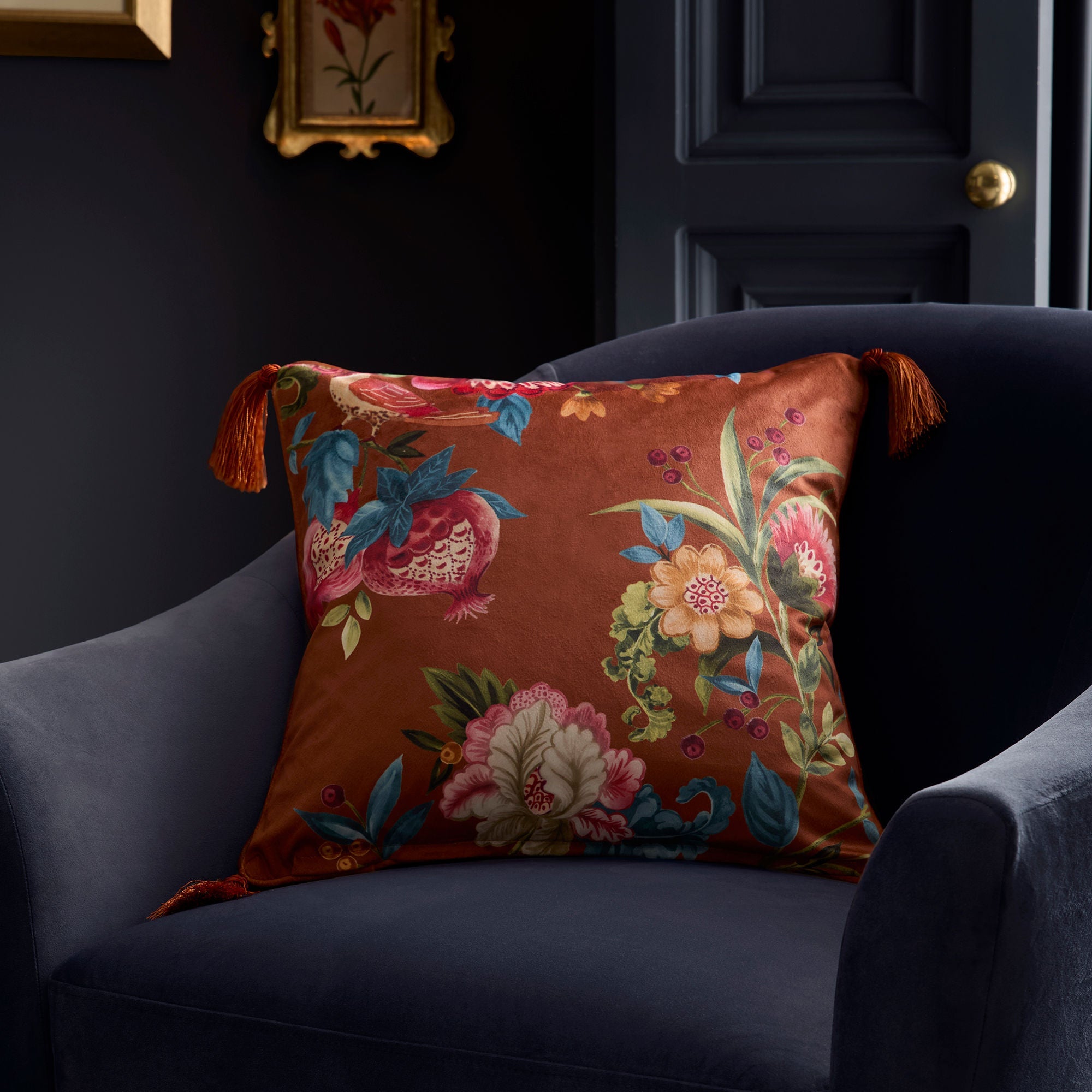 Coussin orné de bijoux couleur épice 43 x 43 cm