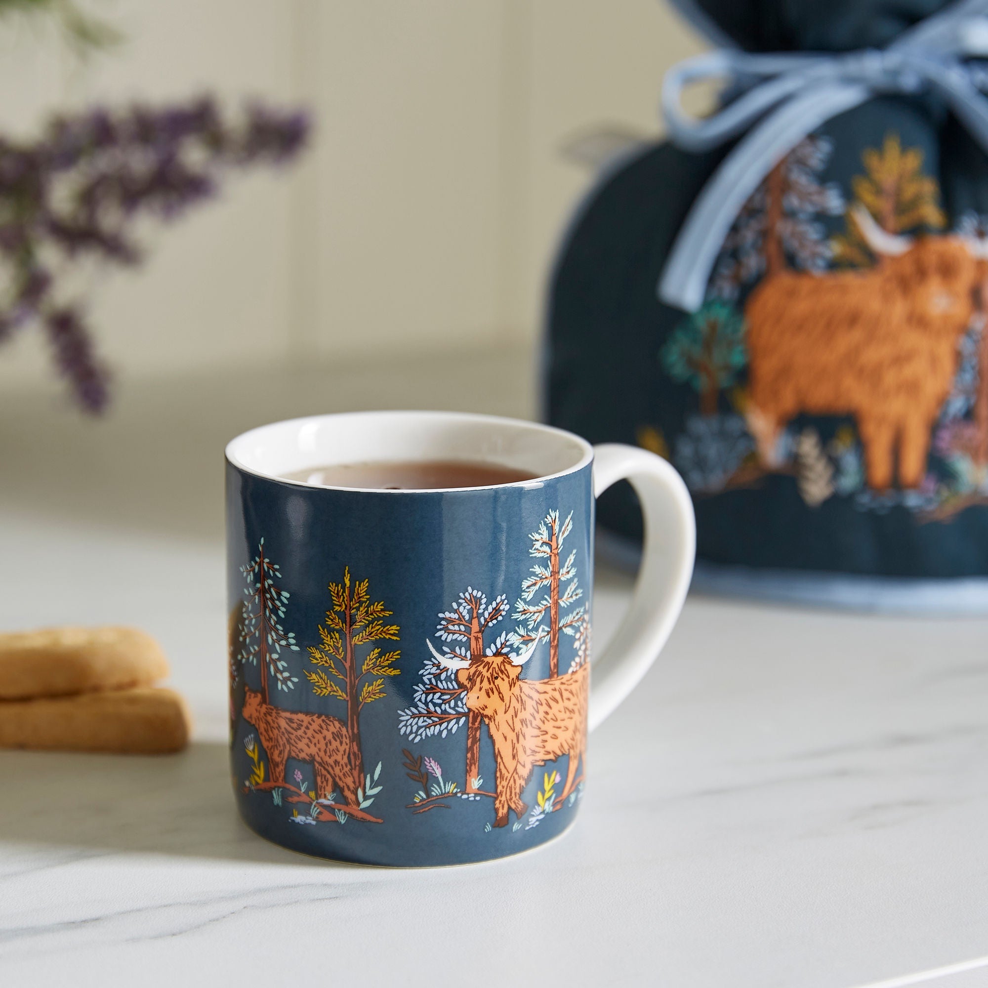 Mug en porcelaine fine Connie la vache, bleu marine