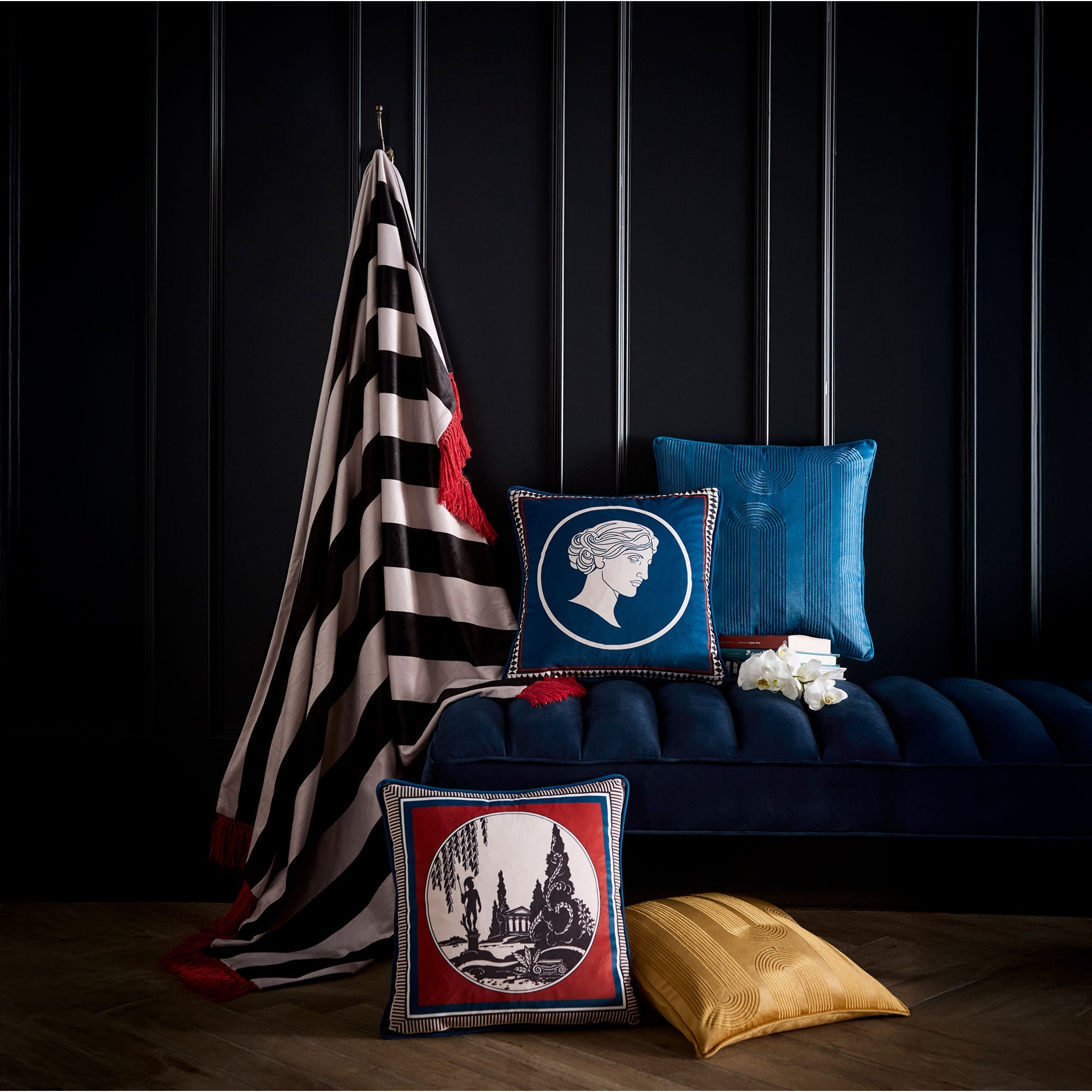 Coussin brodé Diva couleur sarcelle 43 x 43 cm