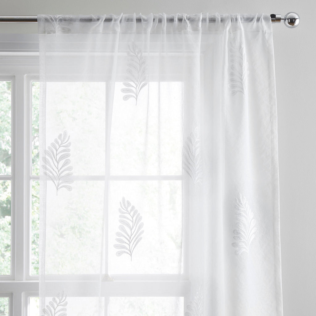 Panneau en voile brodé de feuilles blanches