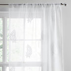 Panneau en voile brodé de feuilles blanches