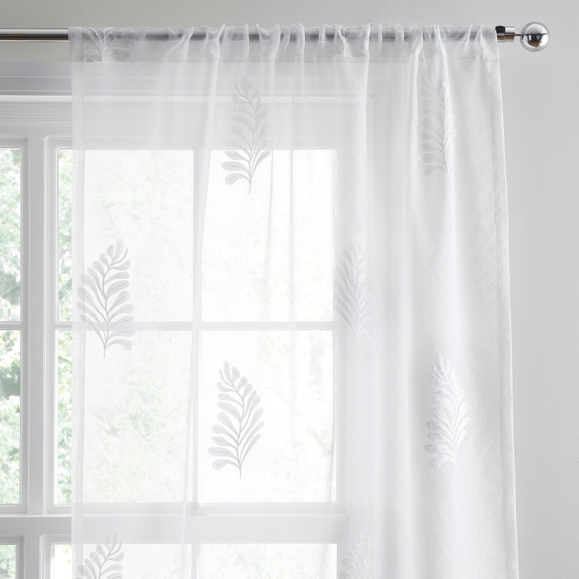 Panneau en voile brodé de feuilles blanches