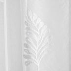 Panneau en voile brodé de feuilles blanches