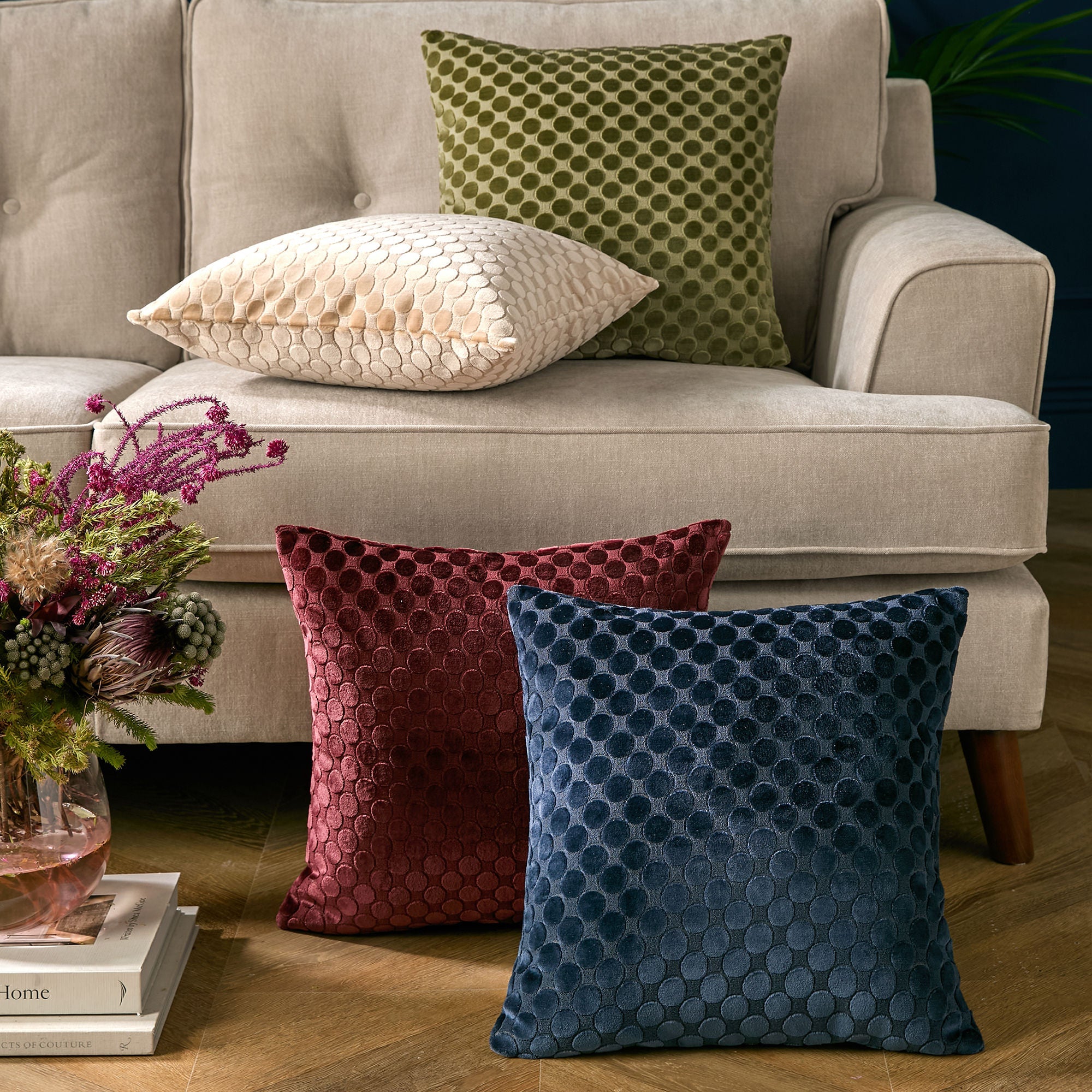 Coussin à pois en velours bleu marine 43 x 43 cm